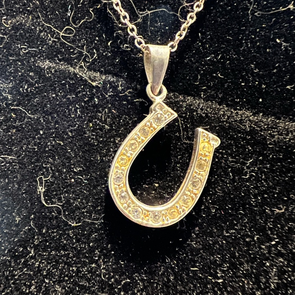 925 open hanging good luck horseshoe necklace marked Thialand 925 SU. 18”